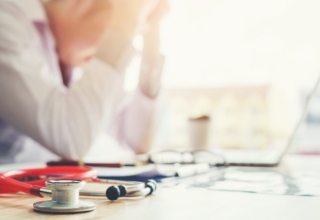 Ai chua benh cho bac si